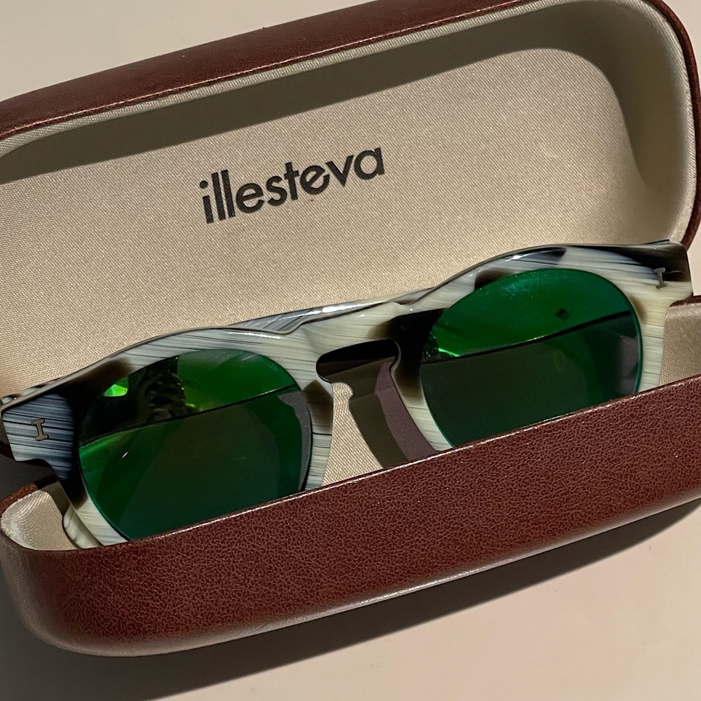 ILLESTIVA LEONARD GREEN MIRRORED SUNGLASSES